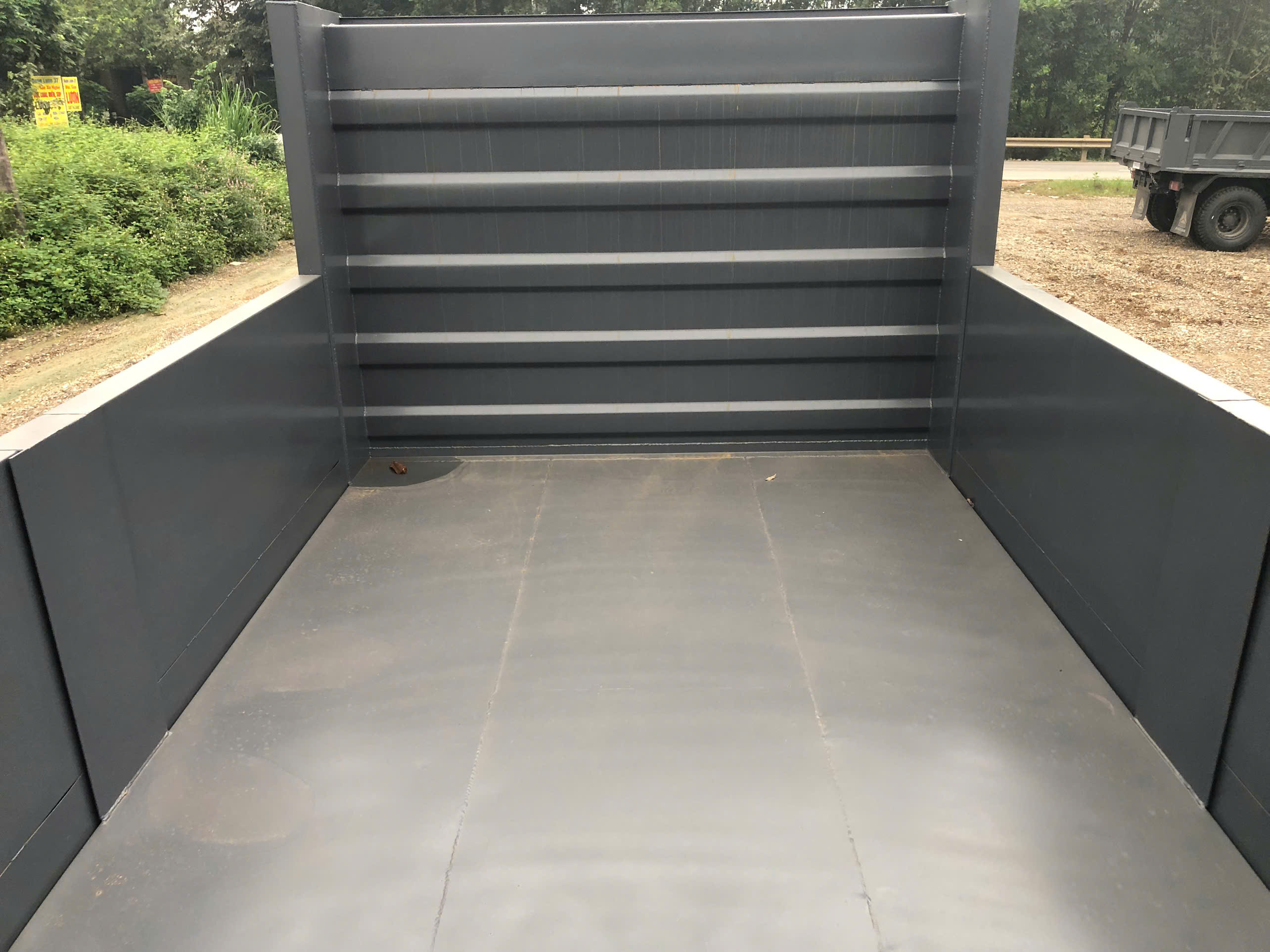 thung-hang-xe-ben-825-tan-2-cau